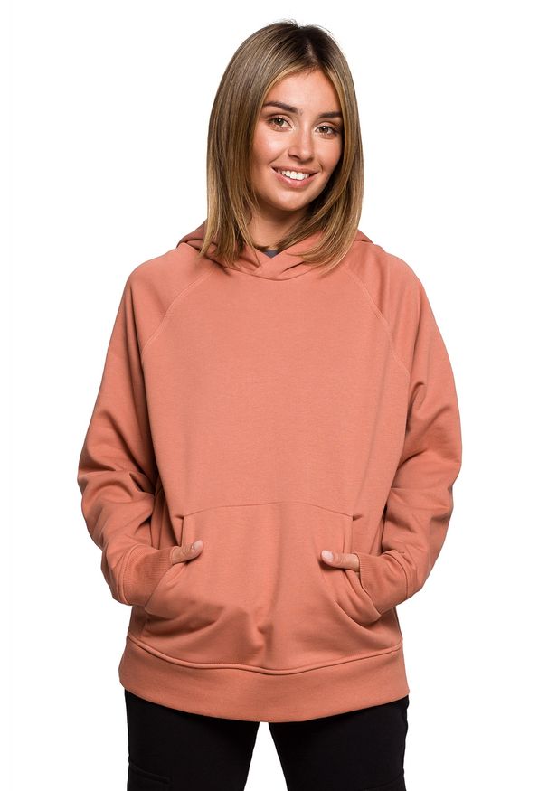 Sukienki.shop - Bluza z kapturem kangurek ceglasta bawełna premium. Okazja: na plażę, na co dzień. Typ kołnierza: kaptur. Kolor: czerwony. Materiał: bawełna. Wzór: gładki. Sezon: jesień, lato. Styl: klasyczny, casual, elegancki