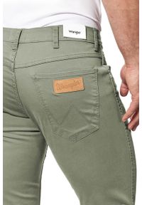 Wrangler - WRANGLER SPODNIE MĘSKIE GREENSBORO DUSTY GREEN W15QSM22A. Materiał: materiał #5