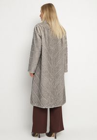 Born2be - Beżowy Długi Płaszcz Futerko z Ozdobnymi Przeszyciami i Stójką Zenima. Okazja: na co dzień. Typ kołnierza: kołnierzyk stójkowy. Kolor: beżowy. Materiał: futro. Długość: długie. Styl: klasyczny, casual, elegancki #2