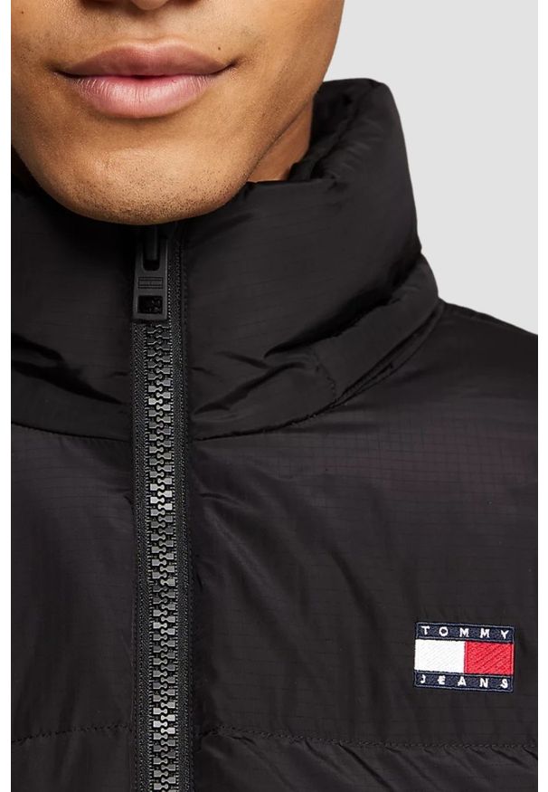 Tommy Jeans - TOMMY JEANS Czarna męska kurtka z naturalnym wypełnieniem. Kolor: czarny