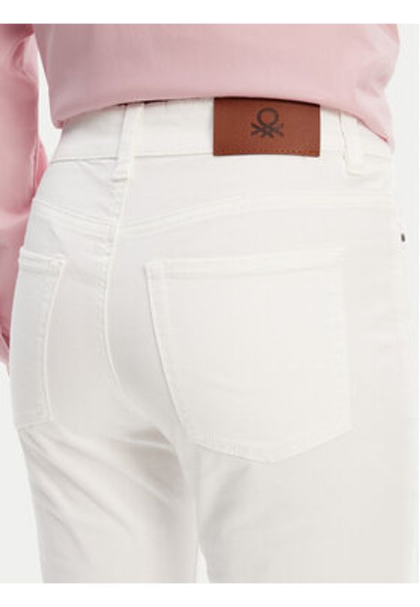 United Colors of Benetton - United Colors Of Benetton Jeansy 46QRDE010 Écru Flare Fit. Kolor: kremowy