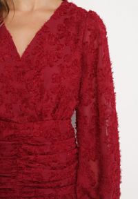 Born2be - Bordowa Koronkowa Sukienka z Kopertowym Dekoltem i Marszczeniami Labisse. Kolor: czerwony. Materiał: koronka. Typ sukienki: kopertowe. Styl: klasyczny #3