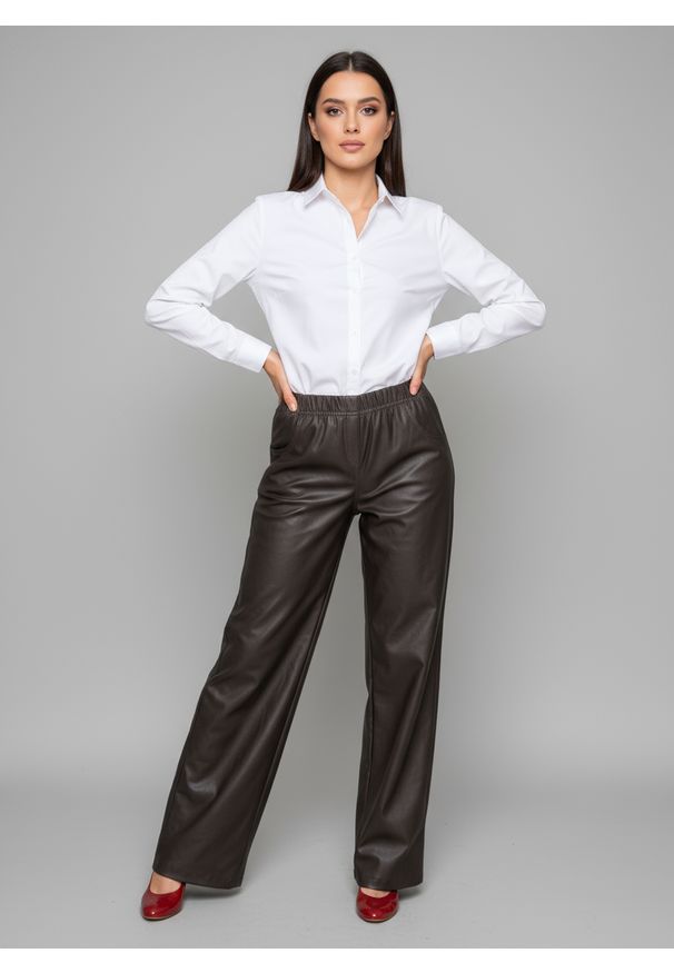 Moda Size Plus Iwanek - Eleganckie brązowe spodnie BengaMetallic11 o kroju wide leg PLUS SIZE XXL OVERSIZE JESIEŃ. Okazja: na spacer, na co dzień, do pracy. Kolekcja: plus size. Kolor: brązowy. Materiał: tkanina, elastan, materiał, poliester, skóra, nylon. Sezon: jesień. Styl: elegancki