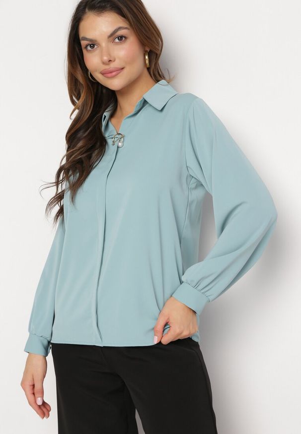 Born2be - Jasnoniebieska Bluzka z Kołnierzem i Ozdobną Broszką z Perłą Klaviona. Kolor: niebieski. Długość rękawa: długi rękaw. Długość: długie. Styl: klasyczny