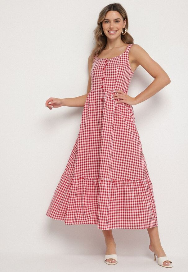 Born2be - Czerwona Sukienka w Drobną Kratkę Ozdobiona Guzikami Lenimme. Okazja: na co dzień. Kolor: czerwony. Długość rękawa: na ramiączkach. Wzór: kratka, aplikacja. Styl: casual, vintage, elegancki