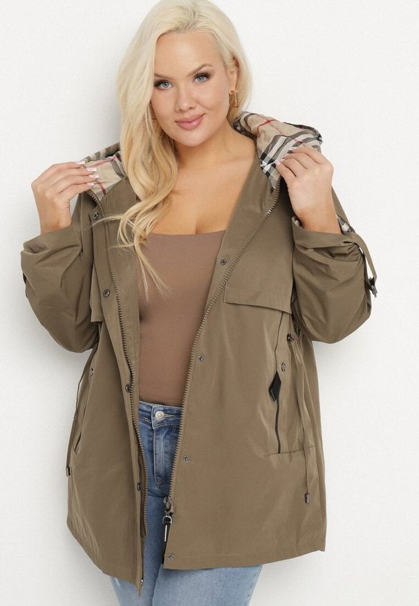 Born2be - Zielona Kurtka Parka z Kapturem i Kieszeniami Eradilla. Okazja: na spacer, na co dzień. Typ kołnierza: kaptur. Kolekcja: plus size. Kolor: zielony. Długość rękawa: długi rękaw. Długość: długie. Wzór: aplikacja. Styl: klasyczny, elegancki, casual