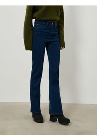 Sinsay - Jeansy flare mid waist - niebieski. Kolor: niebieski