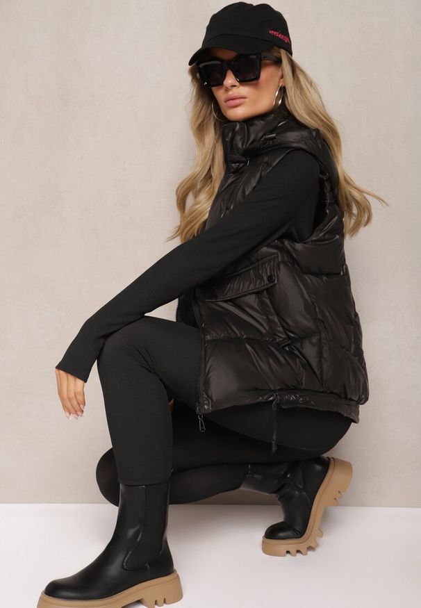 Renee - Czarna Pikowana Kamizelka z Troczkami i Odpinanym Kapturem Arrelarra. Okazja: na spacer, na co dzień. Kolor: czarny. Materiał: jeans. Styl: elegancki, casual, klasyczny, sportowy