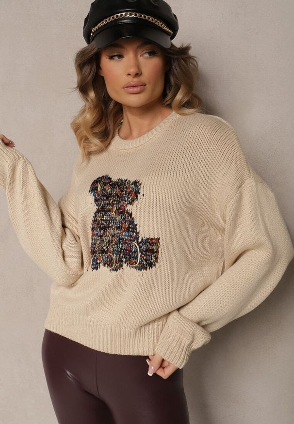Renee - Beżowy Wiskozowy Sweter z Cekinami i Motywem Misia Nyrimi. Okazja: na co dzień. Kolor: beżowy. Materiał: wiskoza. Długość rękawa: długi rękaw. Długość: długie. Styl: casual