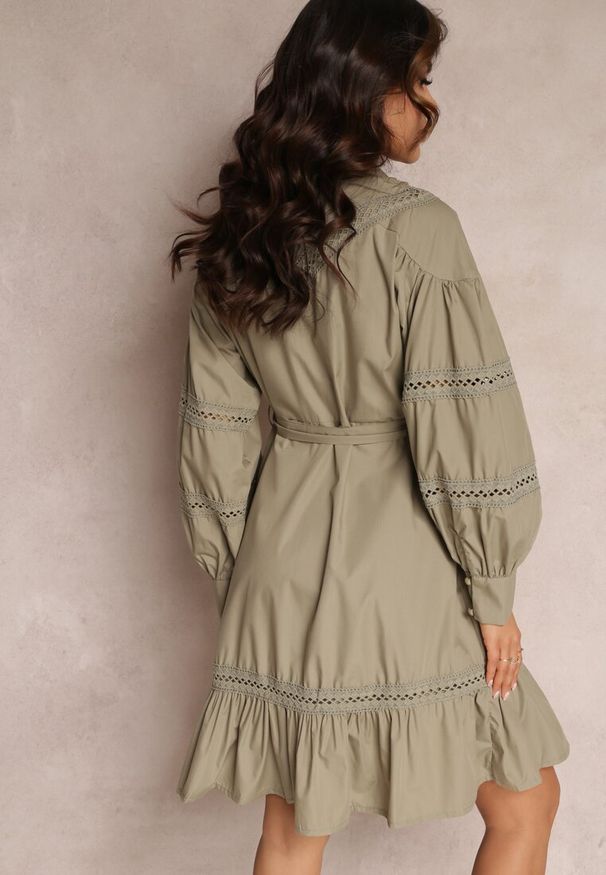Renee - Ciemnozielona Koszulowa Sukienka z Perłowymi Guzikami i Koronkowymi Wstawkami Shyanne. Kolor: zielony. Materiał: koronka. Typ sukienki: koszulowe. Styl: vintage. Długość: midi