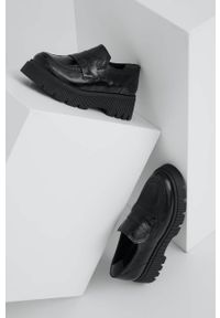 Answear Lab mokasyny skórzane damskie kolor czarny na platformie. Nosek buta: okrągły. Kolor: czarny. Materiał: skóra. Obcas: na platformie. Styl: wakacyjny