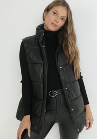 Born2be - Czarna Kamizelka z Ekoskóry Pikowana z Wiązanym Paskiem Talos. Kolor: czarny. Materiał: skóra, materiał. Długość rękawa: bez rękawów. Wzór: aplikacja, paski #5