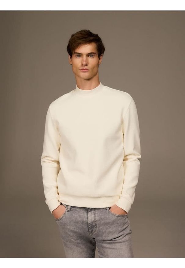 Reserved - Bluza ze stójką - złamana biel. Typ kołnierza: kołnierzyk stójkowy. Materiał: dzianina, bawełna