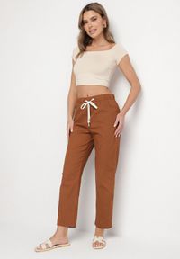 Born2be - Brązowe Bawełniane Spodnie z Wiązaniem Galtebis. Okazja: na co dzień. Kolor: brązowy. Materiał: bawełna. Styl: elegancki, casual #3