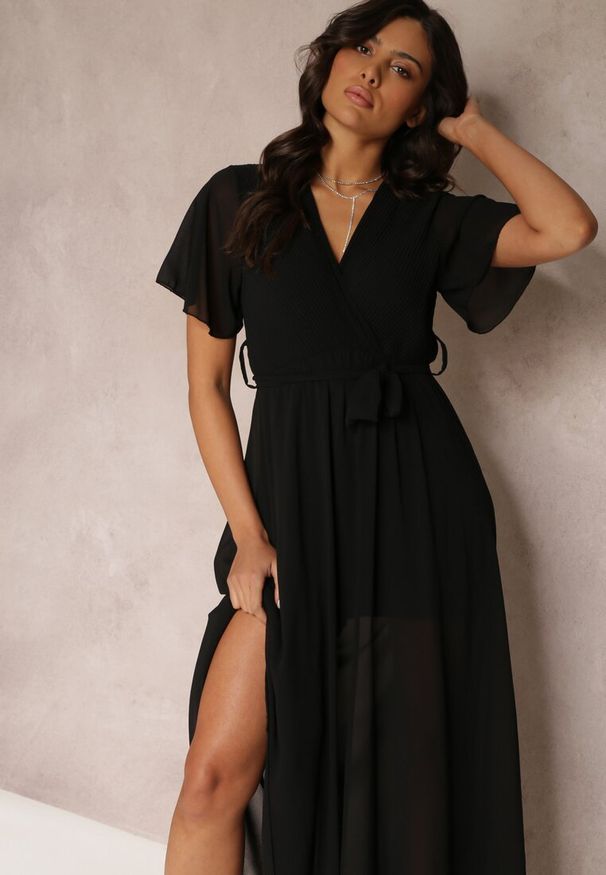 Renee - Czarna Plisowana Sukienka z Kopertowym Dekoltem i Gumką w Talii Dimitris. Kolor: czarny. Materiał: materiał. Typ sukienki: kopertowe