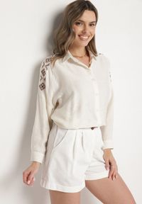 Born2be - Jasnobeżowa Koszula Ozdobiona Haftem Ulosandria. Okazja: na co dzień. Typ kołnierza: kołnierzyk klasyczny. Kolor: beżowy. Materiał: jeans. Długość rękawa: długi rękaw. Długość: długie. Wzór: haft, aplikacja. Styl: klasyczny, casual
