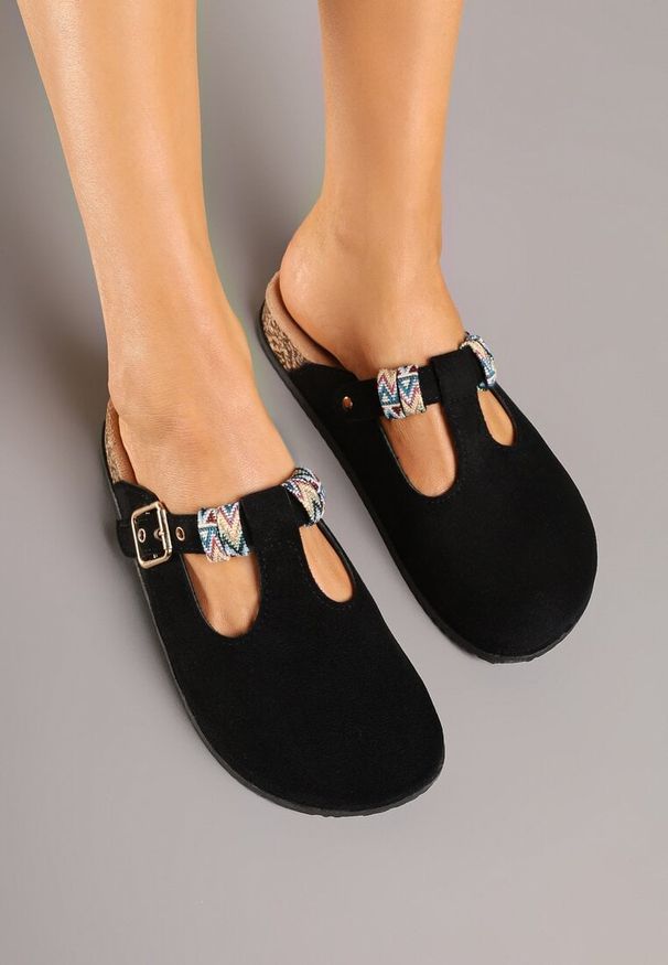 Born2be - Czarne Klapki Chodaki z Ozdobnymi Wycięciami i Klamerką Nilra. Okazja: na co dzień. Kolor: czarny. Sezon: lato. Styl: elegancki, casual