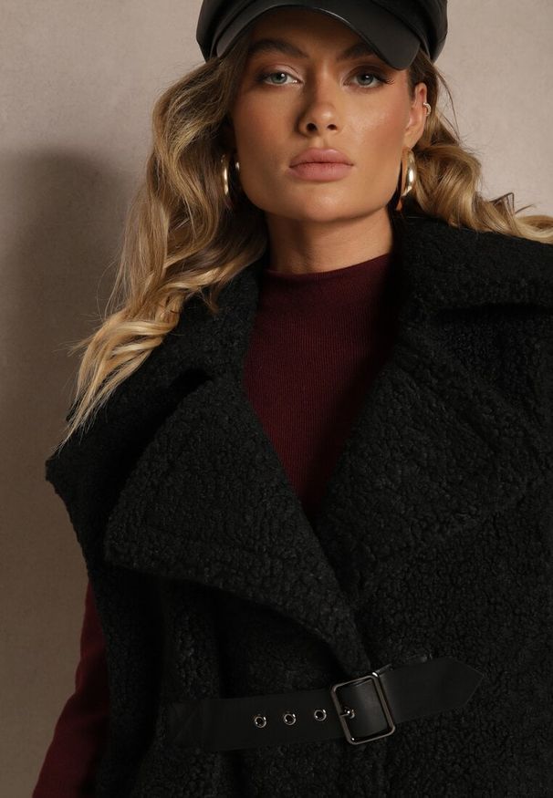 Renee - Czarna Kamizelka z Barankowego Futerka Zapinana na Klamrę przy Pasku Hetirani. Okazja: na spotkanie biznesowe, na co dzień, do pracy. Kolor: czarny. Materiał: futro. Styl: elegancki, biznesowy, casual