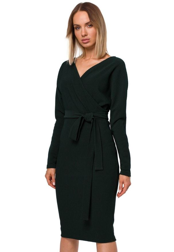 MOE - Elegancka dzianinowa sukienka z kopertową luźną górą. Materiał: dzianina. Typ sukienki: kopertowe. Styl: elegancki. Długość: midi