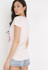 Born2be - Jasnoróżowy T-shirt Typhatea. Kolor: różowy. Materiał: bawełna, materiał. Długość rękawa: krótki rękaw. Długość: krótkie. Wzór: nadruk, aplikacja, kolorowy. Styl: wakacyjny