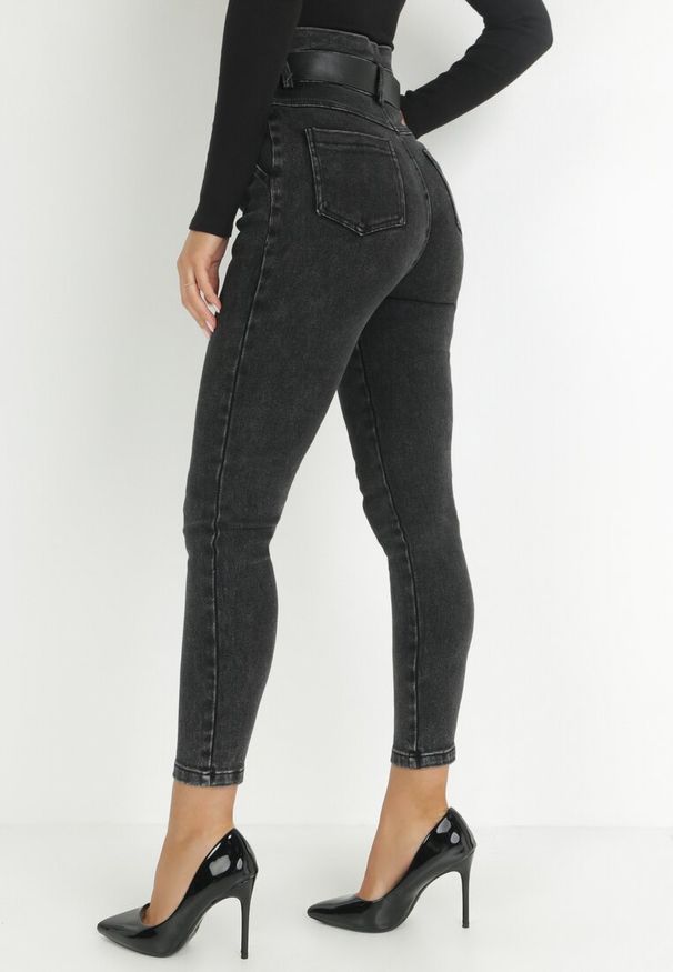 Born2be - Czarne Jeansy Mom Fit z Paskiem Humilia. Okazja: na co dzień. Stan: podwyższony. Kolor: czarny. Wzór: gładki. Styl: casual