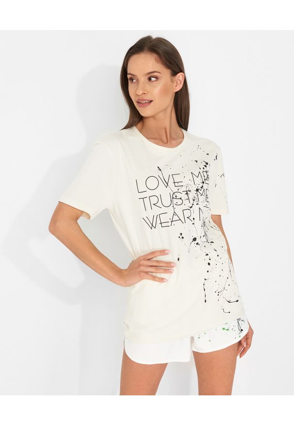 JOANNA MUZYK - T-shirt ecru z autografem Love Me. Kolor: beżowy. Materiał: dresówka, bawełna. Wzór: napisy, aplikacja