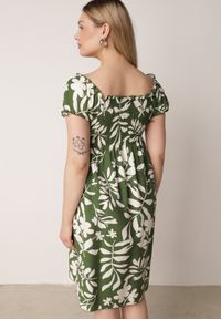 Born2be - Zielona Wiskozowa Sukienka Hiszpanka w Kwiatowy Wzór Berinira. Okazja: na co dzień. Typ kołnierza: dekolt hiszpanka. Kolor: zielony. Materiał: wiskoza. Wzór: kwiaty. Sezon: lato. Typ sukienki: z odkrytymi ramionami, proste. Styl: casual, elegancki #4