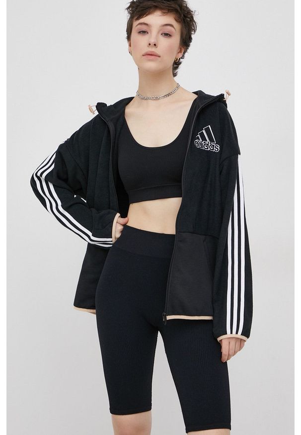Adidas - adidas Bluza damska kolor czarny z kapturem gładka. Okazja: na co dzień. Typ kołnierza: kaptur. Kolor: czarny. Materiał: poliester, tkanina. Wzór: gładki. Styl: casual