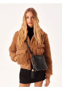 Kazar - Czarna skórzana torebka z brelokiem. Kolor: czarny. Wzór: aplikacja. Dodatki: z breloczkiem. Materiał: skórzane. Styl: elegancki, casual, klasyczny #7