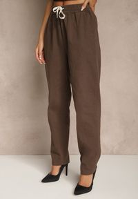 Renee - Brązowe Spodnie z Bawełny Mom Fit Ozdobione Sznurkiem Apinella. Okazja: na co dzień. Kolor: brązowy. Materiał: bawełna. Wzór: aplikacja. Styl: casual