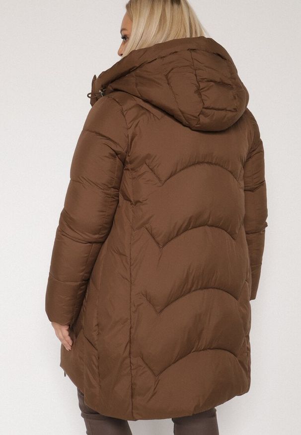Born2be - Brązowa Długa Pikowana Kurtka z Nieodpinanym Kapturem Mevessia. Okazja: na co dzień. Kolor: brązowy. Materiał: jeans. Długość: długie. Styl: casual, elegancki, klasyczny