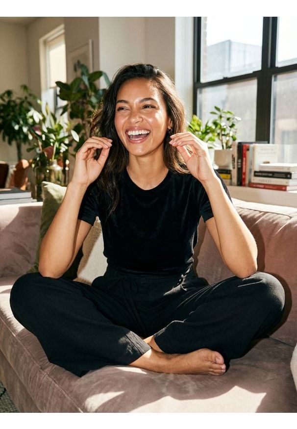 Sinsay - Koszulka basic z welurowym wykończeniem - czarny. Kolor: czarny. Materiał: welur