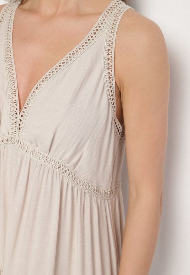 Born2be - Beżowa Sukienka z Wiskozą i Szydełkowym Wzorem Meviellea. Okazja: na co dzień. Typ kołnierza: dekolt w kształcie V. Kolor: beżowy. Materiał: wiskoza. Wzór: haft. Styl: casual, elegancki