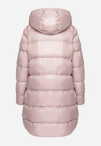 Born2be - Różowa Pikowana Kurtka o Długim Kroju z Kapturem Kieszeniami i Dwustronnym Suwakiem Sanarose. Okazja: na spacer, na co dzień. Typ kołnierza: kaptur. Kolor: różowy. Materiał: dzianina, jeans. Długość: długie. Wzór: aplikacja. Styl: casual, elegancki #6