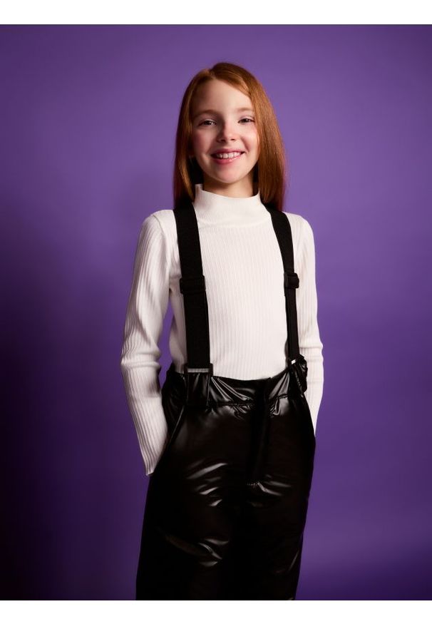 Reserved - Ocieplane spodnie na szelkach - czarny. Kolor: czarny. Materiał: tkanina