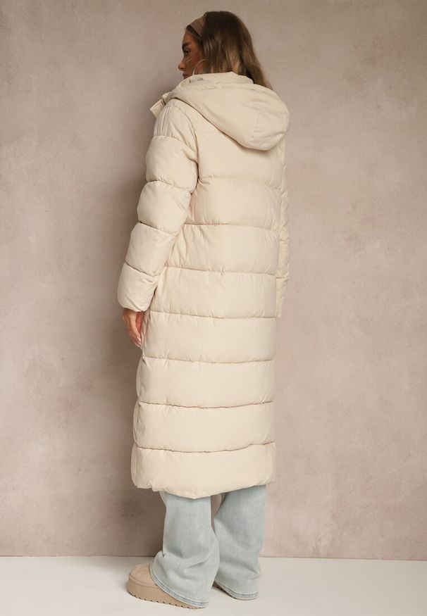 Renee - Jasnobeżowa Kurtka o Długim Kroju z Kapturem Ozdobiona Pikowaniem Aforriva. Okazja: na co dzień. Typ kołnierza: kaptur. Kolor: beżowy. Materiał: jeans. Długość: długie. Wzór: aplikacja. Styl: casual, klasyczny