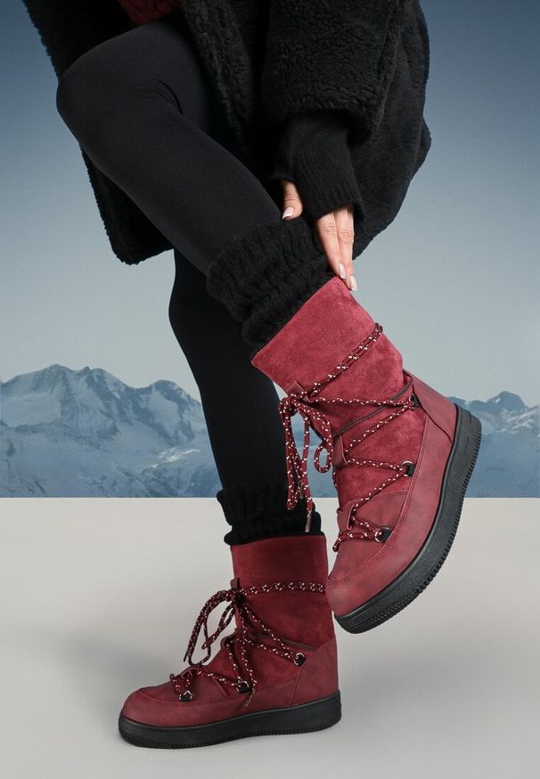 Born2be - Bordowe Śniegowce Moonlight Dance. Okazja: na co dzień. Nosek buta: okrągły. Zapięcie: bez zapięcia. Kolor: czerwony. Szerokość cholewki: normalna. Wysokość cholewki: przed kolano. Materiał: materiał, syntetyk, jeans, nubuk. Sezon: zima. Styl: casual