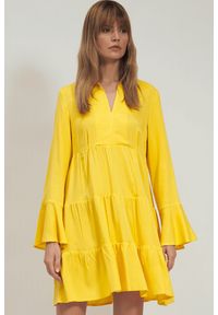 Nife - Sukienka wiskozowa w kolorze żółtym rozkloszowana z falbaną. Kolor: żółty. Materiał: wiskoza
