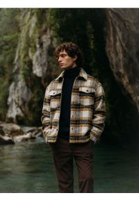 Reserved - Koszula w kratę z dodatkiem wełny - oliwkowy. Kolor: oliwkowy. Materiał: wełna #1