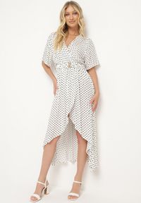 Born2be - Biała Sukienka z Kopertowym Dekoltem o Asymetrycznym Kroju z Paskiem i Gumką w Talii Drelefia. Kolor: biały. Materiał: tkanina. Długość rękawa: krótki rękaw. Typ sukienki: kopertowe, asymetryczne #3