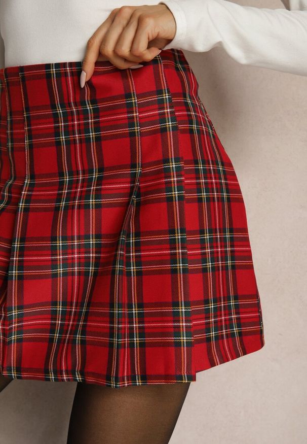 Renee - Czerwona Plisowana Spódnica z Wiskozą w Kratę Semarith. Okazja: na co dzień, na imprezę. Kolor: czerwony. Materiał: wiskoza. Wzór: kratka. Styl: casual, klasyczny, elegancki, wizytowy, retro