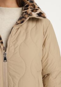 Born2be - Beżowa Pikowana Kurtka Dwustronna ze Stójką i Ściągaczem z Futerkiem w Panterkę Cesila. Okazja: na co dzień. Typ kołnierza: kołnierzyk stójkowy. Kolor: beżowy. Materiał: futro. Długość rękawa: długi rękaw. Długość: długie. Wzór: motyw zwierzęcy. Styl: casual, klasyczny #4