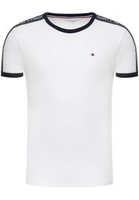 TOMMY HILFIGER - Tommy Hilfiger T-Shirt UM0UM00562 Biały Regular Fit. Kolor: biały. Materiał: bawełna #3