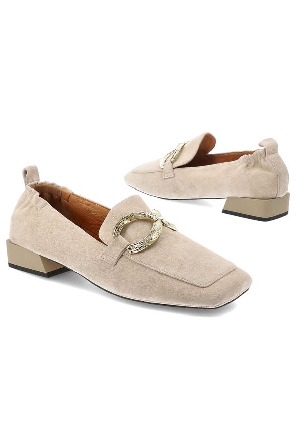 Półbuty damskie S.Barski D&A, cholewka skóra naturalna zamszowa wsuwany fason metalowa ozdoba na przodzie niski obcas kwadratowy nosek, beżowe, CR61-. Kolor: beżowy. Materiał: zamsz, skóra. Szerokość cholewki: normalna. Wzór: aplikacja. Obcas: na obcasie. Wysokość obcasa: niski