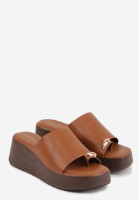 Renee - Jasnobrązowe Klapki Japonki na Koturnie w Stylu Drewniaków Triaqueena. Kolor: brązowy. Materiał: jeans, koronka. Wzór: aplikacja. Sezon: lato. Obcas: na koturnie #9