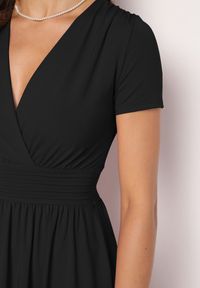 Born2be - Czarna Taliowana Sukienka z Dekoltem na Zakładkę Quimadea. Okazja: na spotkanie biznesowe. Kolor: czarny. Materiał: materiał. Wzór: aplikacja. Styl: elegancki, biznesowy #3