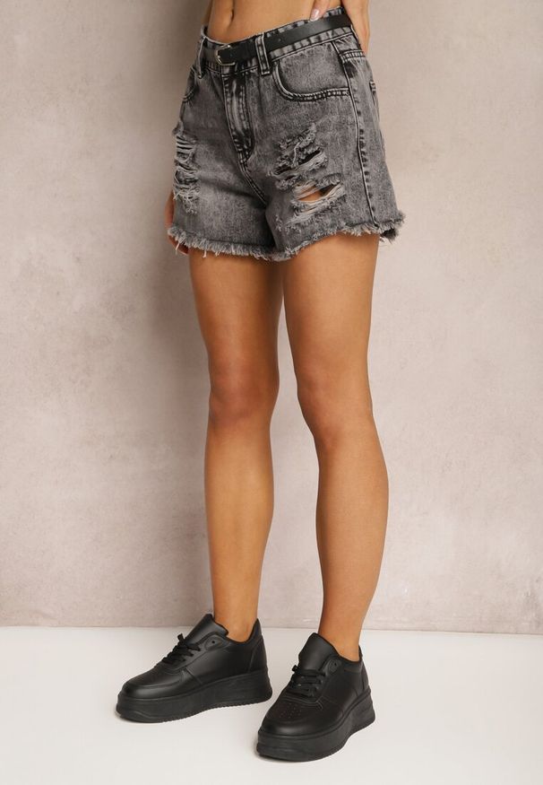Renee - Szare Bawełniane Szorty Jeansowe Ozdobione Dziurami oraz Paskiem z Klamrą Firenea. Okazja: na co dzień. Kolor: szary. Materiał: bawełna, jeans. Wzór: aplikacja. Styl: sportowy, casual