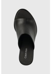 Calvin Klein klapki skórzane CURVED STILETTO MULE damskie kolor czarny na słupku HW0HW01628. Kolor: czarny. Materiał: skóra. Obcas: na słupku. Wysokość obcasa: średni #2
