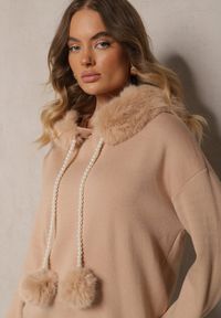 Renee - Beżowa Bluza z Wiskozą i Kapturem Ozdobiony Futerkiem Pomponami i Perełkami Aizavia. Kolor: beżowy. Materiał: futro, wiskoza. Wzór: aplikacja. Sezon: zima #2