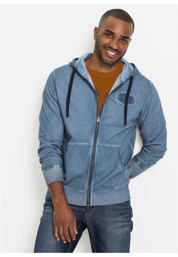 bonprix - Bluza rozpinana z kapturem i efektem wytarcia. Typ kołnierza: kaptur. Kolor: niebieski. Wzór: aplikacja